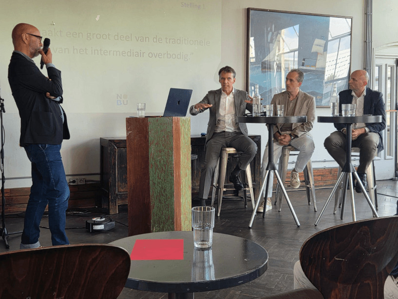 Joop Korver tijdens een paneldiscussie over AI in de financiële sector